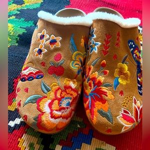 Johnny Was embroidered sherpa clogs 🦋🌺🌻